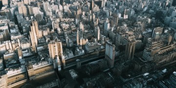 红楼相伴一点秋究竟出自哪首歌？